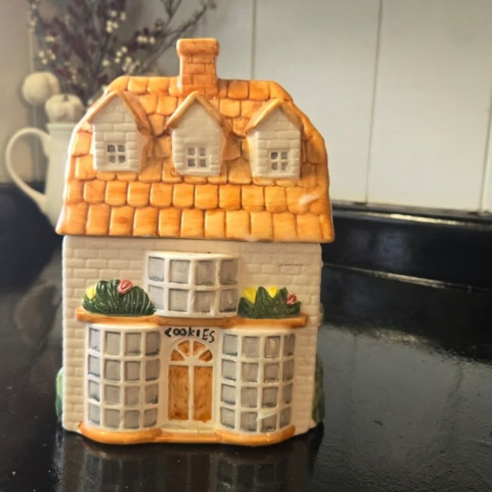 1995 Vintage Ceramic colonial style House Canister Cookie Jar / Biscuit Barrel